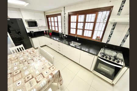 Casa à venda com 134m², 3 quartos e 2 vagas Casa à venda com 134m², 3 quartos e 2 vagasCozinha