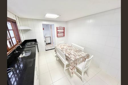 Casa à venda com 134m², 3 quartos e 2 vagas Casa à venda com 134m², 3 quartos e 2 vagasCozinha