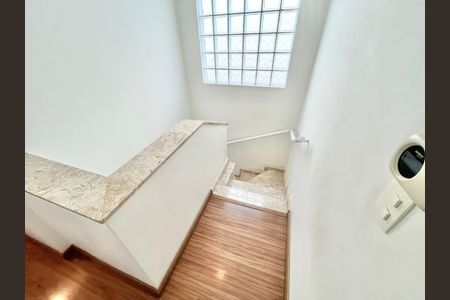 Casa à venda com 134m², 3 quartos e 2 vagas Casa à venda com 134m², 3 quartos e 2 vagasEscada