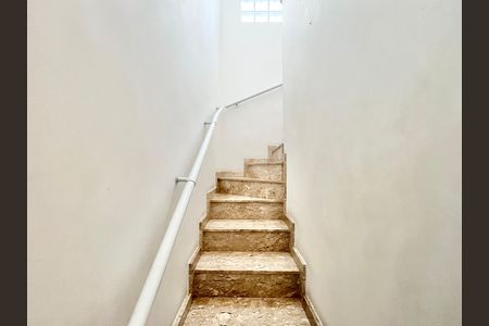 Casa à venda com 134m², 3 quartos e 2 vagas Casa à venda com 134m², 3 quartos e 2 vagasEscada