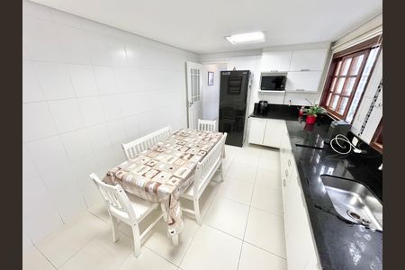Casa à venda com 134m², 3 quartos e 2 vagas Casa à venda com 134m², 3 quartos e 2 vagasCozinha