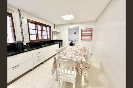 Casa à venda com 134m², 3 quartos e 2 vagas Casa à venda com 134m², 3 quartos e 2 vagasCozinha