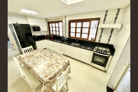 Casa à venda com 134m², 3 quartos e 2 vagas Casa à venda com 134m², 3 quartos e 2 vagasCozinha