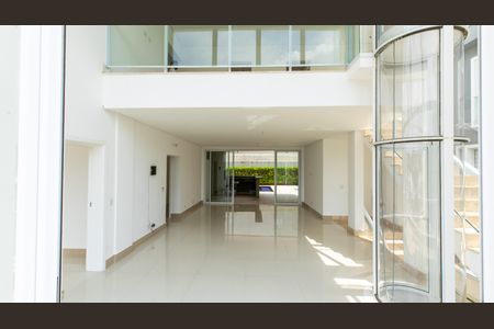 Casa à venda com 430m², 4 quartos e 6 vagasSala