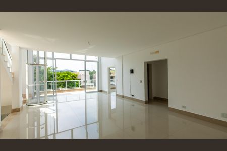 Casa à venda com 430m², 4 quartos e 6 vagasSala