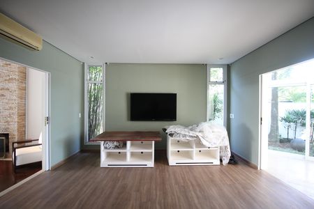 Sala de TV de casa para alugar com 6 quartos, 700m² em Jardim Guedala, São Paulo