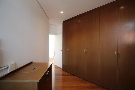 Casa para alugar com 700m², 6 quartos e 5 vagasRoupeiro