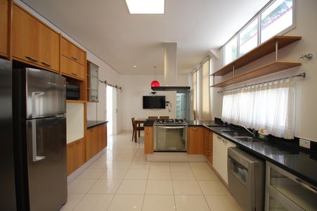 Casa para alugar com 700m², 6 quartos e 5 vagasCozinha