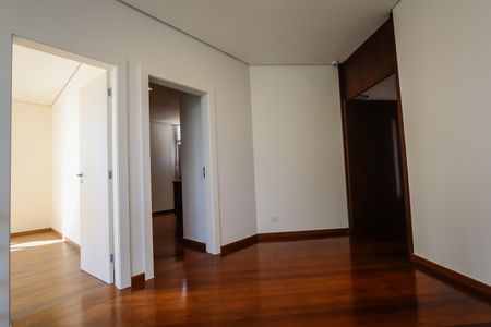 Casa para alugar com 700m², 4 quartos e 5 vagasHall das Suites
