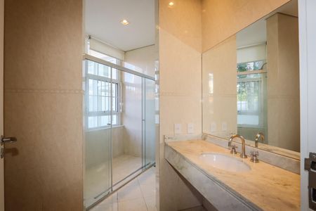 Casa para alugar com 700m², 4 quartos e 5 vagasBanheiro da Suite 3