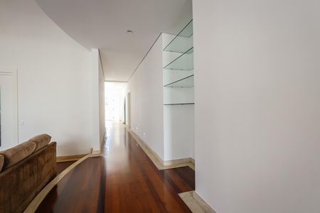 Casa para alugar com 700m², 4 quartos e 5 vagasCorredor