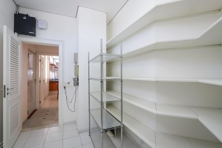 Casa para alugar com 700m², 4 quartos e 5 vagasDispensa