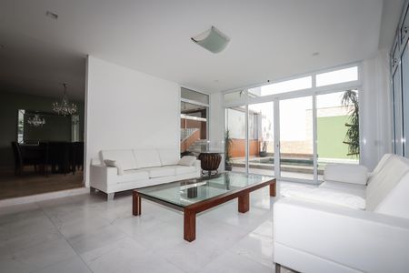 Casa para alugar com 700m², 4 quartos e 5 vagasSala