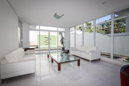 Sala de casa para alugar com 4 quartos, 700m² em Jardim Guedala, São Paulo
