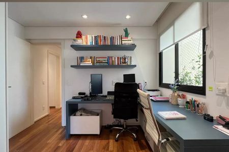 Apartamento à venda com 265m², 4 quartos e 3 vagasEscritório com duas mesas e duas cadeiras, com uma janela e um armário.