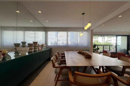 Apartamento à venda com 265m², 4 quartos e 3 vagasSala com mesa de madeira e cadeiras de madeira e tecido, com iluminação de luzes de parede e janelas com cortinas de persiana.