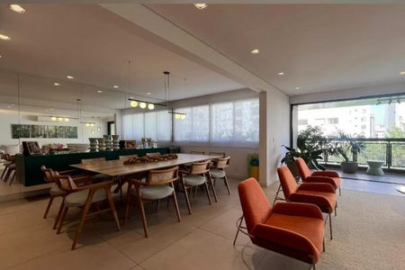 Apartamento à venda com 265m², 4 quartos e 3 vagasSala com mesa de madeira e cadeiras de madeira e tecido, com vista para a varanda e jardim.