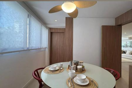Apartamento à venda com 265m², 4 quartos e 3 vagasTabela redonda com duas cadeiras, iluminação moderna e decoração minimalista.