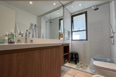 Apartamento à venda com 265m², 4 quartos e 3 vagasBanheiro com piso de porcelanato, pia de granito e espelho grande, com iluminação boa e bem decorado.