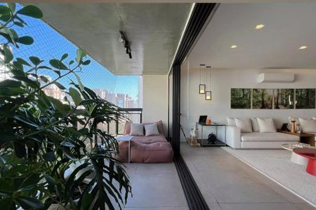 Apartamento à venda com 265m², 4 quartos e 3 vagasSala com vista para a cidade, com móveis modernos e iluminação adequada.