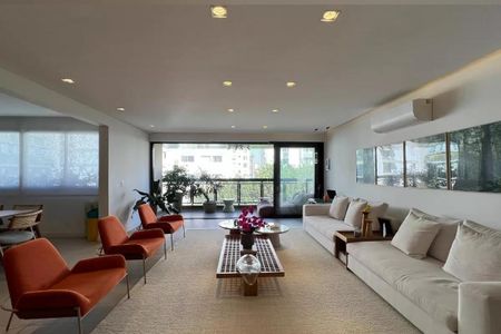 Apartamento à venda com 265m², 4 quartos e 3 vagasSala com móveis modernos e iluminação natural, com vista para a varanda e jardim.