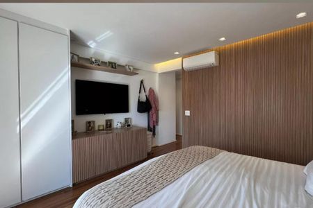 Apartamento à venda com 265m², 4 quartos e 3 vagasQuarto com TV, ar condicionado e móveis modernos, com uma cama grande e confortável.