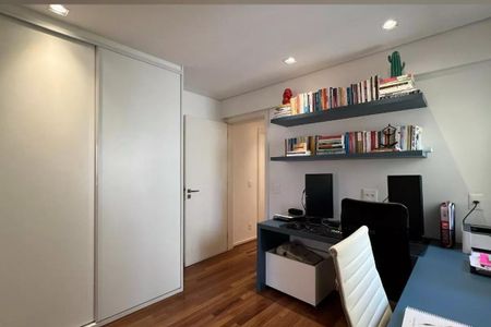 Apartamento à venda com 265m², 4 quartos e 3 vagasEscritório com móveis brancos e azuis, iluminação adequada e organização simples.
