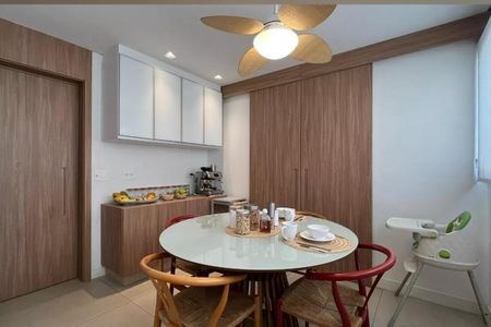 Apartamento à venda com 265m², 4 quartos e 3 vagasCozinha com mesa redonda e cadeiras de madeira, com armários de madeira e iluminação adequada.