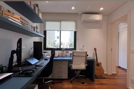 Apartamento à venda com 265m², 4 quartos e 3 vagasBanheiro com duas mesas de trabalho e uma janela com cortinas brancas.