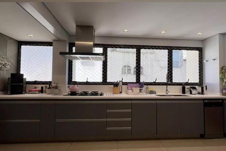 Apartamento à venda com 265m², 4 quartos e 3 vagasCozinha moderna com iluminação natural e equipamentos de alta qualidade.