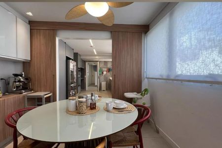 Apartamento à venda com 265m², 4 quartos e 3 vagasCozinha moderna com mesa redonda e iluminação adequada.