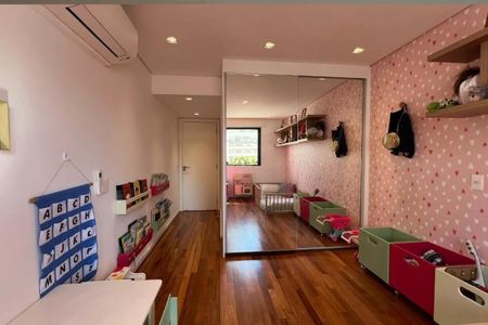 Apartamento à venda com 265m², 4 quartos e 3 vagasQuarto infantil com móveis coloridos e decoração pastel, com uma grande janela e iluminação natural.