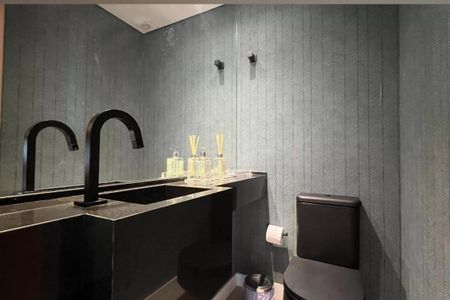 Apartamento à venda com 265m², 4 quartos e 3 vagasBanheiro com piso de porcelanato, pia de granito e chuveiro de vidro, com iluminação adequada e decoração simples.