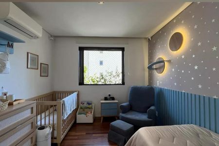 Apartamento à venda com 265m², 4 quartos e 3 vagasCama, ber. O, cadeira e mesa de cabeceira em uma sala de estar simples e bem iluminada.