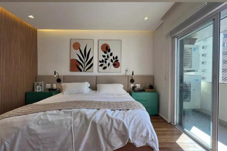 Apartamento à venda com 265m², 4 quartos e 3 vagasQuarto com cama de casal, duas mesas de cabeceira e duas pinturas na parede.