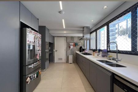 Apartamento à venda com 265m², 4 quartos e 3 vagasCozinha moderna com armários em cor cinza e piso de porcelanato branco.