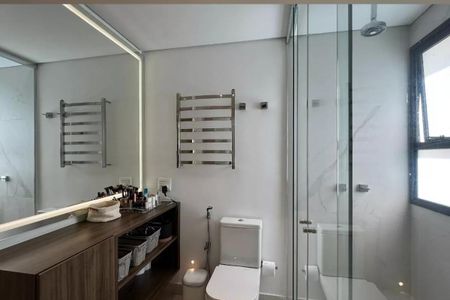 Apartamento à venda com 265m², 4 quartos e 3 vagasBanheiro com piso de porcelanato, vaso sanitário e chuveiro, com iluminação adequada e decoração simples.