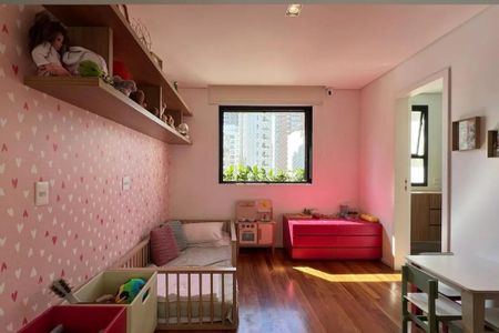 Apartamento à venda com 265m², 4 quartos e 3 vagasQuarto infantil com cama de solteiro, móveis de madeira e decoração em tom rosa e branco.