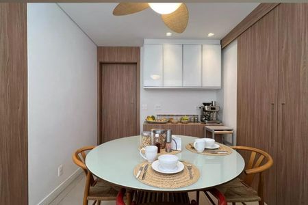 Apartamento à venda com 265m², 4 quartos e 3 vagasComedor com mesa redonda e cadeiras de madeira, iluminado por uma lâmpada de design.