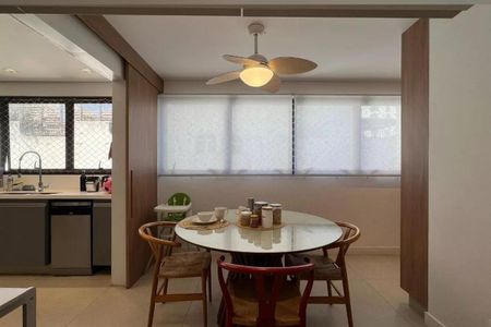 Apartamento à venda com 265m², 4 quartos e 3 vagasComedor com mesa redonda e cadeiras de madeira, com vista para a cozinha e janela com cortinas de persiana.