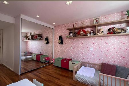Apartamento à venda com 265m², 4 quartos e 3 vagasQuarto infantil com móveis de madeira e decoração em tons de rosa e branco.