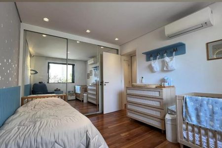 Apartamento à venda com 265m², 4 quartos e 3 vagasQuarto infantil com cama simples, armário com espelho e móveis de madeira, com um ambiente limpo e organizado.