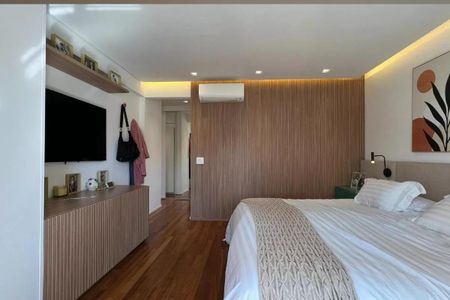 Apartamento à venda com 265m², 4 quartos e 3 vagasQuarto com cama de casal, TV e móveis de madeira, com iluminação adequada e acabamento de alta qualidade.