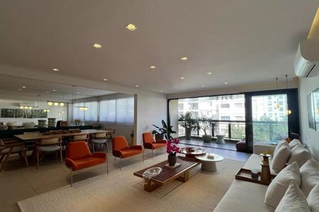 Apartamento à venda com 265m², 4 quartos e 3 vagasSala com móveis modernos e iluminação adequada, com vista para a varanda e jardim.