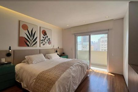 Apartamento à venda com 265m², 4 quartos e 3 vagasQuarto com cama de casal, duas mesas de cabeceira e duas pinturas na parede.
