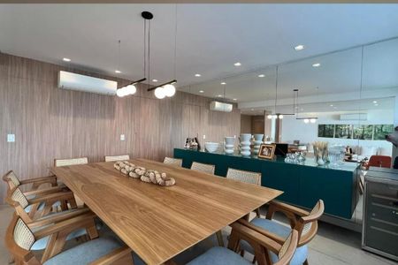 Apartamento à venda com 265m², 4 quartos e 3 vagasSala com mesa de madeira e cadeiras de madeira e tecido, com iluminação moderna e decoração minimalista.