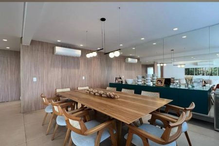 Apartamento à venda com 265m², 4 quartos e 3 vagasComedor com mesa de madeira e cadeiras de madeira e tecido, com iluminação moderna e decoração simples.