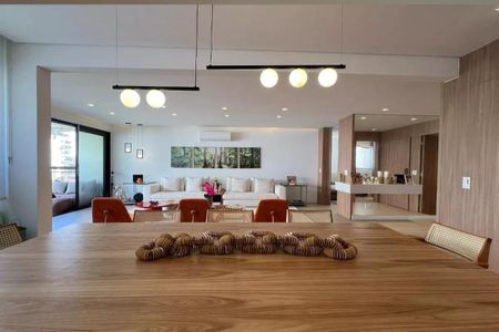 Apartamento à venda com 265m², 4 quartos e 3 vagasSala com mesa de madeira, iluminação moderna e decoração minimalista.