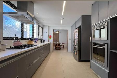 Apartamento à venda com 265m², 4 quartos e 3 vagasCozinha moderna com iluminação natural e equipamentos de alta qualidade.