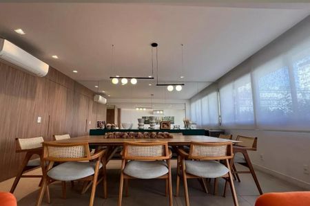 Apartamento à venda com 265m², 4 quartos e 3 vagasSala com mesa de madeira e cadeiras de madeira e tecido, com iluminação moderna e decoração minimalista.